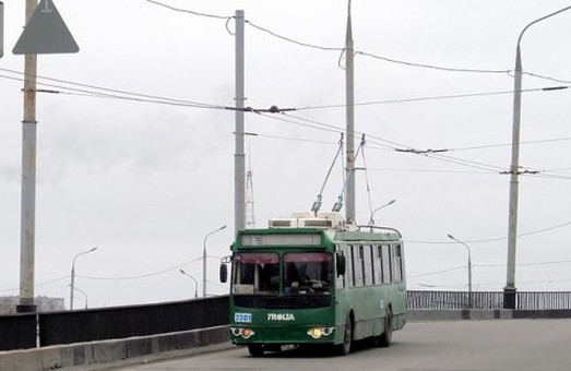 В Харькове троллейбусы снова курсируют по Коммунальному мосту