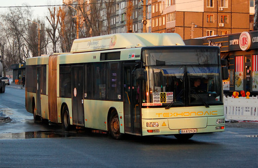 На маршруты Днепра выехали сочлененные автобусы большого класса