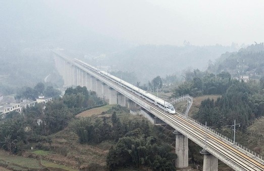 В Китае построили высокоскоростную железную дорогу, 85% которой проходит по тоннелям и мостам