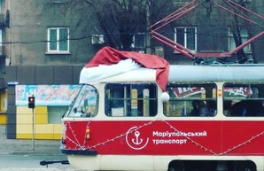 В Мариуполе трамвай нарядили в шапку Деда Мороза