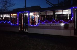По Запорожью курсирует новогодний трамвай