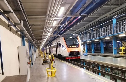 Новый дизель-поезд ДПКр-3 прибыл в Киев