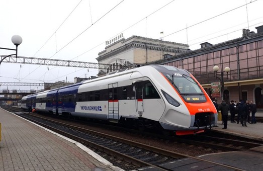 Новый украинский дизель-поезд ДПКр-3 начал перевозить пассажиров на маршруте Киев – Аэропорт «Борисполь»