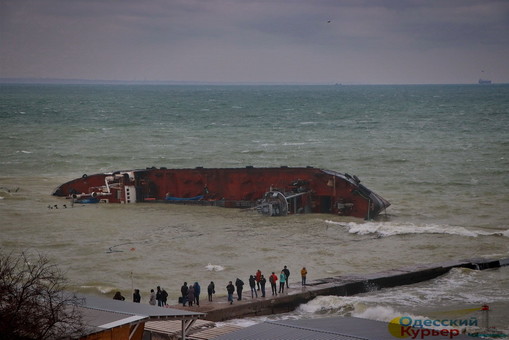 В Одесской ОГА еще не знают, как и когда можно убрать затонувший танкер