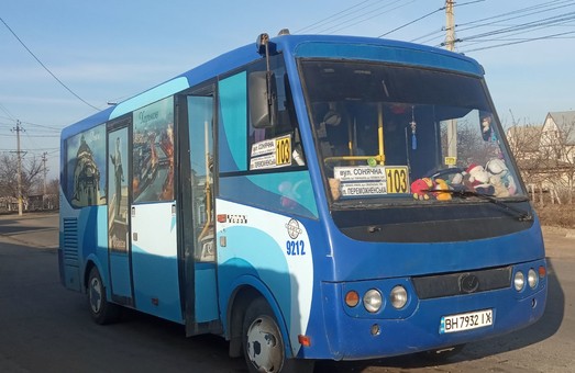 В Белгороде-Днестровском ходит уникальный автобус, в котором юным пассажирам дарят игрушки (ФОТО)