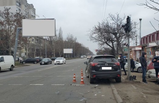 В Одессе на оживленном перекрестке в ДТП повредили светофор