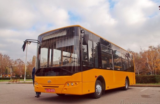 В Кривом Роге тестируют низкопольный автобус запорожского производства