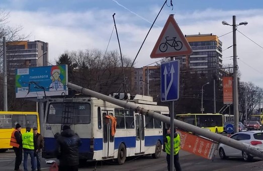 Во Львове на троллейбус упала бетонная опора