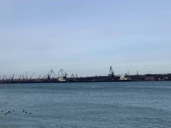 В порту Пивденный под Одессой одновременно загружают три крупных судна типа «кейпсайз»