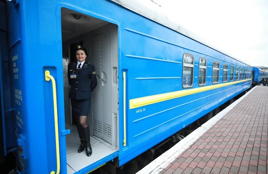 Министр инфраструктуры проинспектировал ремонт вагона поезда Одесса – Рахов