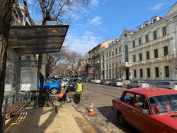 В Одессе ремонтируют тротуары на улице Нежинской
