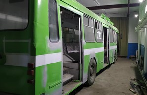 В троллейбусном депо Николаева восстанавливают троллейбус ЛАЗ-52522