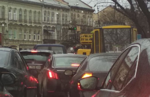 От шквального ветра пострадал и электротранспорт Львова
