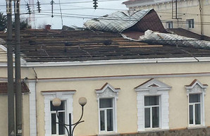 В Подольске Одесской области от шквального ветра пострадал железнодорожный вокзал