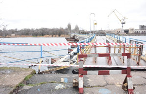 В Николаеве непогода повредила понтонный мост и столкнула краны