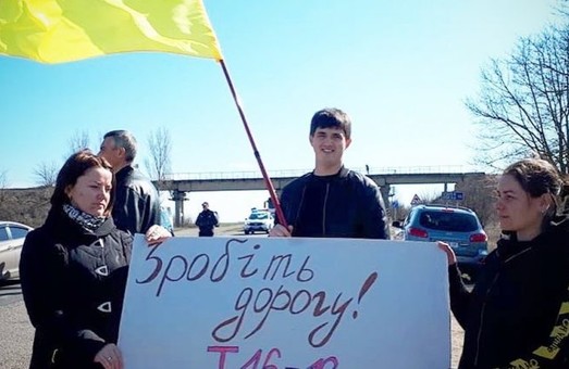 Жители Беляевки Одесской области перекрывали автотрассу на Кишинев, требуя ремонта автодороги на Широкую Балку.