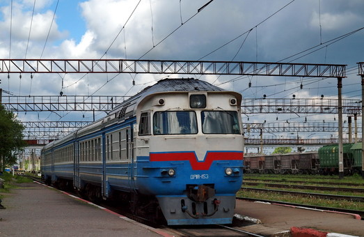 Вандалы во Львовской области разгромили вагон дизель-поезда Львов – Сокаль
