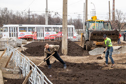 В Киеве благоустраивают территорию около трамвайной конечной «Семена Скляренка» и станции городской электрички «Вышгородская»