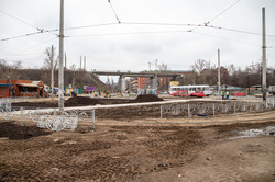 В Киеве благоустраивают территорию около трамвайной конечной «Семена Скляренка» и станции городской электрички «Вышгородская»
