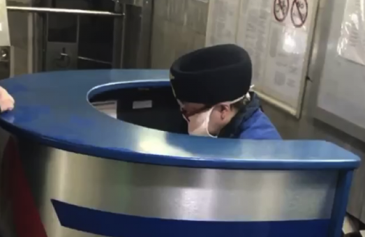 Работников метрополитена Харькова обязали носить медицинские маски