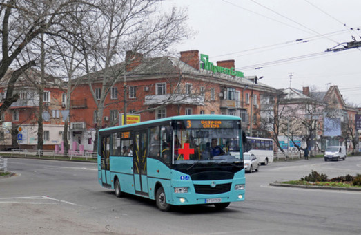 В Херсоне появились коммунальные автобусы с красным крестом на лобовом стекле