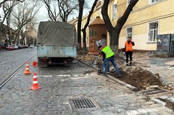 В Одессе ремонтируют тротуары по улице Нежинской