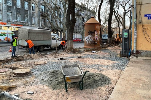 В Одессе ремонтируют тротуары по улице Нежинской