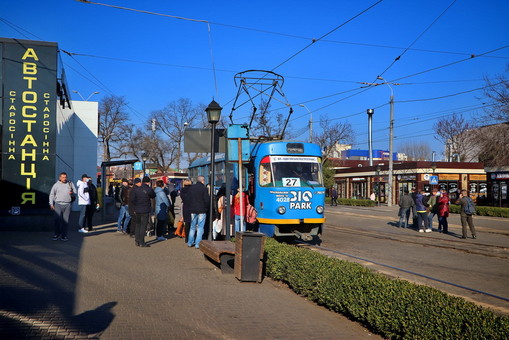 Одесские медики могут заходить в трамваи и троллейбусы вне очереди