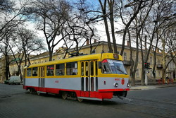 Одесский общественный транспорт перевозит пассажиров по спецпропускам