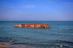 Затонувший  танкер на одесском пляже останется надолго (ФОТО)