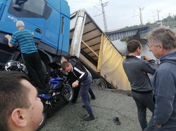 В Днепропетровской области обрушился мост вместе с проезжавшим по нему грузовиком (ФОТО)