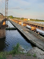 Вместо рухнувшего моста навели военную понтонную переправу (ФОТО, ВИДЕО)