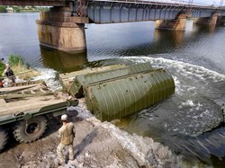 Вместо рухнувшего моста навели военную понтонную переправу (ФОТО, ВИДЕО)