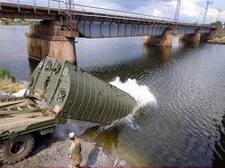 Вместо рухнувшего моста навели военную понтонную переправу (ФОТО, ВИДЕО)