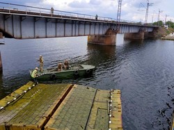 Вместо рухнувшего моста навели военную понтонную переправу (ФОТО, ВИДЕО)