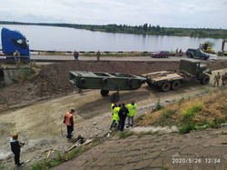 Вместо рухнувшего моста навели военную понтонную переправу (ФОТО, ВИДЕО)