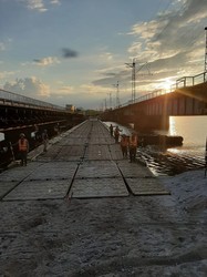Вместо рухнувшего моста навели военную понтонную переправу (ФОТО, ВИДЕО)