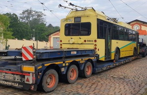 В музей электротранспорта Праги привезли чешский троллейбус "Шкода" из США (ФОТО)