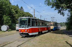 В Каменское привезли подержанные трамваи "Татра-Т6А5" из Праги (ФОТО)