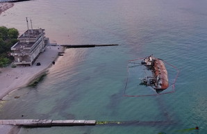 Подъем затонувшего танкера в Одессе может затянуться: АМПУ объявила тендер сроком до конца 2020 года