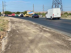 На объездной дороге Одессы строят дополнительные полосы у перекрестков