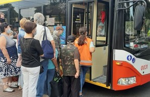 В Одессе снова взялись контролировать посадку пассажиров в городской транспорт (ФОТО)