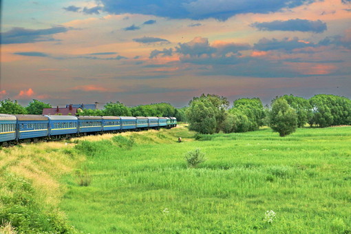 Железная дорога ограничивает движение поездов в районе Черновцов и Коломыи