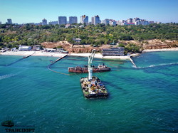 В Одессе перевернули затонувший танкер "Делфи" (ФОТО, ВИДЕО)