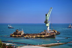 В Одессе перевернули затонувший танкер "Делфи" (ФОТО, ВИДЕО)