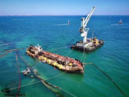 Состояние танкера "Делфи" в Одессе: в пробоины можно заплыть на лодке (ВИДЕО)