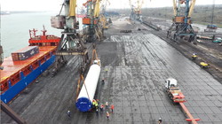 В порту Южный разгружают огромные ветрогенераторы (ФОТО, ВИДЕО)