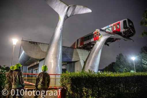 Авария в метро Роттердама: поезд вылетел на скульптуру