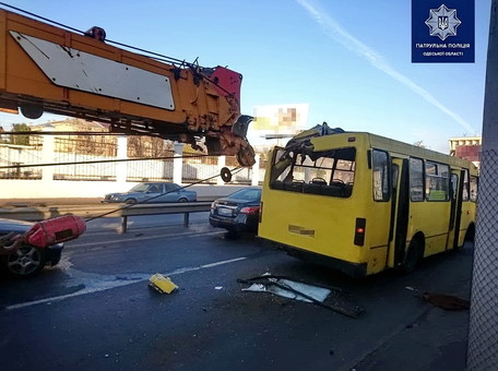 В Одессе автокран врезался в маршрутку: пострадали два пассажира