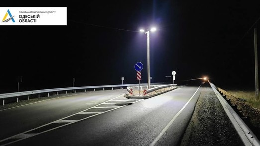 На дороге у моря в Одесской области устанавливают ограничители скорости на въездах в населенные пункты